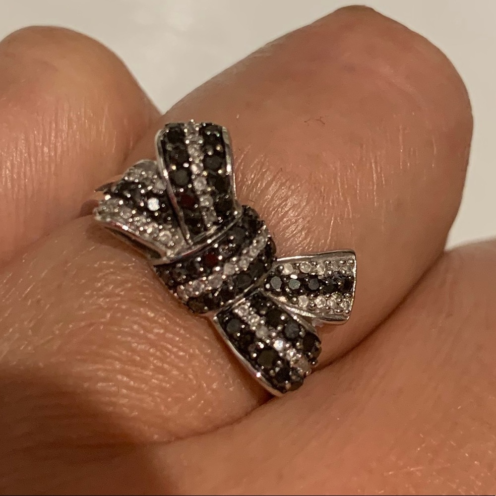 Zales 1/2 ctw black/white diamond bow ring size 7